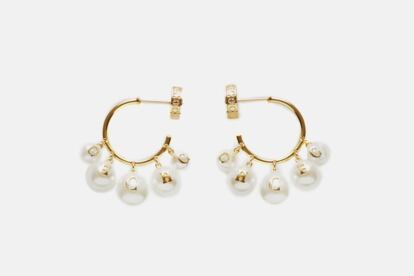 Pendientes CH Dew bañados en oro con perlas e iniciales grabadas de CH Carolina Herrera (110 €), que además puedes adquirir con un -10% al tiempo que donas otro 10% para los más afectados en estos momentos.