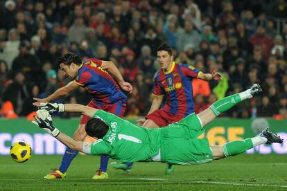 Iker Casillas intenta parar un balón lanzado por Xavi Hernández.