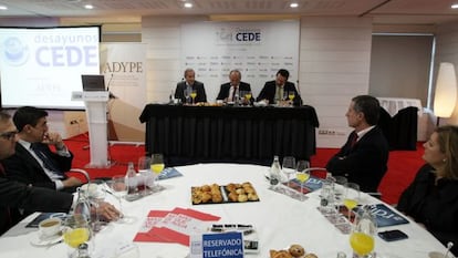 Julio Linares, en el centro de la mesa principal, durante el desayuno de trabajo.