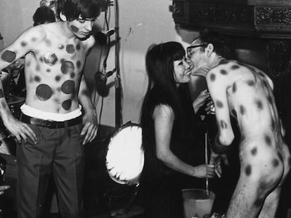 Kusama, en 1968 pintando sus característicos lunares sobre cuerpos desnudos.