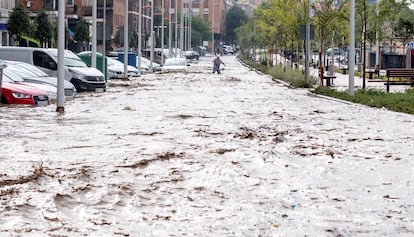 Vista del paseo de La Rosa, en Toledo, este miércoles, inundado después de que el arroyo de la Rosa se desbordara por las tormentas.