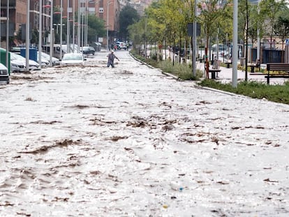 Vista del paseo de La Rosa, en Toledo, este miércoles, inundado después de que el arroyo de la Rosa se desbordara por las tormentas.