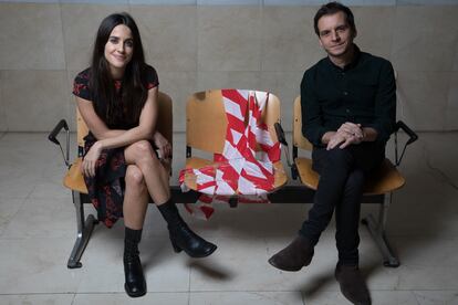 La actriz Macarena García y el director Pedro Collantes tras el preestreno de "El arte de volver", en los Cines Renoir Princesa de Madrid.