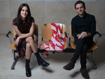 La actriz Macarena García y el director Pedro Collantes tras el preestreno de "El arte de volver", en los Cines Renoir Princesa de Madrid.