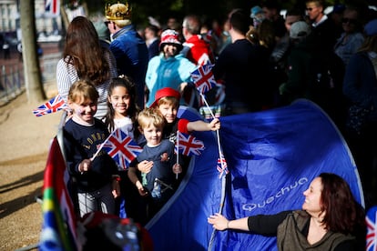 En todo el Reino Unido, el jueves y el viernes se han declarado días festivos, por lo que los niños no tienen clase. Se ha podido ver a muchos de ellos siguiendo las celebraciones en Londres.