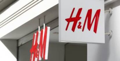 Logo de Hennes & Mauritz (H&M) en la Gran Via de Madrid.