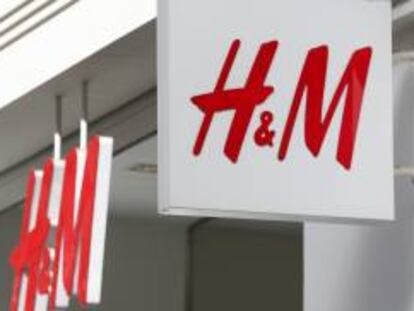 Logo de Hennes & Mauritz (H&M) en la Gran Via de Madrid.