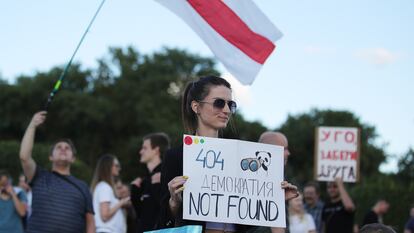 Una manifestante protesta por las consecuencias de la situación en Bielorrusia en la industria tecnológica, en Minsk, este viernes.