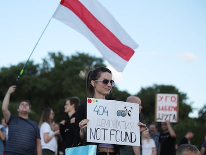 Una manifestante protesta por las consecuencias de la situación en Bielorrusia en la industria tecnológica, en Minsk, este viernes.