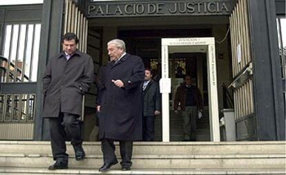 El alcalde de Castellón, José Luis Gimeno, ayer, a la salida de los juzgados junto a su abogado.