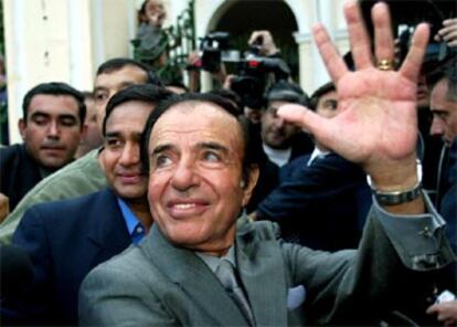 Menem saluda a sus seguidores tras votar en su localidad natal, en la provincia de La Rioja.