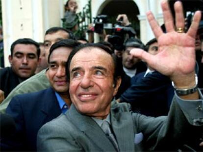 Menem saluda a sus seguidores tras votar en su localidad natal, en la provincia de La Rioja.