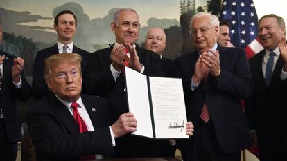 Donald Trump mostra sua assinatura após o encontro com Netanyahu.