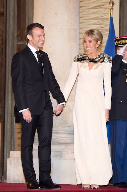 2018, en El Elseo. La primera dama deslumbr en una cena de Estado celebrada en Pars en honor a los grandes duques de Luxemburgo con un vestido en tono crema, decorado con detalles plateados en los hombros, hecho a medida para ella por el taller de Louis Vuitton.