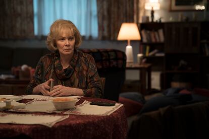 Helen, la madre de Mare, interpretada por la estupenda Jean Smart.