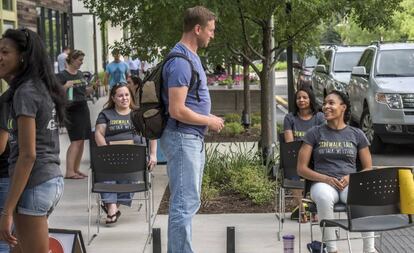 Voluntarias de Sidewalk Talk, sentadas, se ofrecen a charlar en Fairfax.