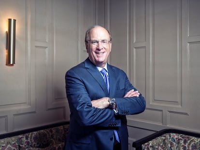 Larry Fink, fundador, presidente y consejero delegado de BlackRock, posaba el lunes antes de la entrevista en el hotel Ritz de Madrid.