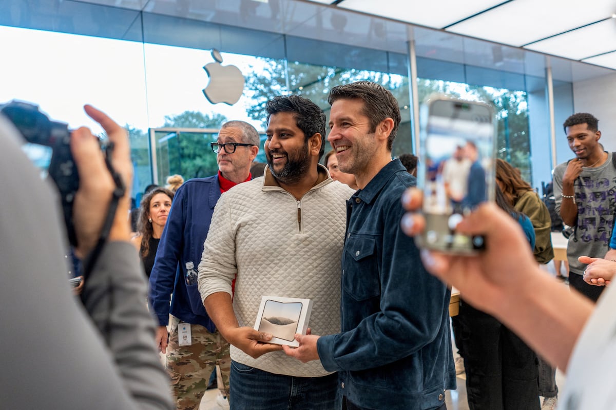 The iPhone Duo, Apple's first folding, receives complaints from customers about screen breakages