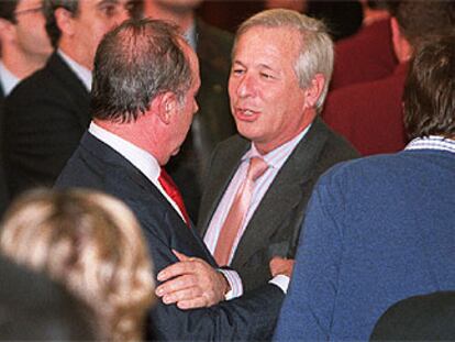 Pasqual Maragall, seguido de Josep Lluís Carod, saliendo de los despachos de Presidencia.