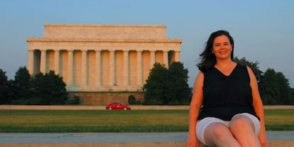 Arantxa Cayón, ante el monumento a Lincoln, en Washington (EE UU).