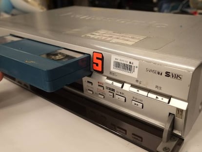 El último reproductor VHS se fabricó en 2016 pero hace mucho que los videocasetes cayeron en el olvido.
