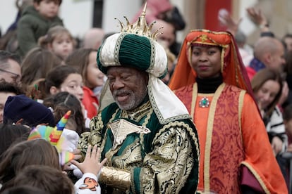 El rey Baltasar saluda a los niños en el puerto deportivo de Gijón (Asturias).