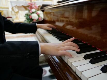 Manos del pianista de seis años Guillaume Benoliel, en un ensayo en Brunoy (Francia) el pasado octubre.