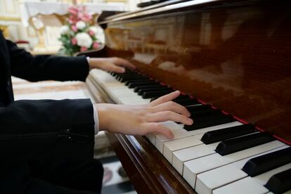Manos del pianista de seis años Guillaume Benoliel, en un ensayo en Brunoy (Francia) el pasado octubre.