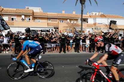 Vecinos de la Manga del Mar Menor protestan por el estado de la laguna hoy a la llegada de la Vuelta ciclista. 