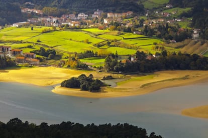 Abarca algo más de 1.000 hectáreas del fondo del valle del río Oka, en el corazón de la reserva de la biosfera de Urdaibai (en la foto), en Vizcaya. La ría de Mundaka-Gernika tiene una enorme importancia como área de reposo en las rutas migratorias de la población europea de espátula; aves limícolas, garzas y gaviotas buscan su alimento en sus márgenes. Este entorno marismeño tan rico en biodiversidad destaca por sus valores paisajísticos, etnográficos (la tradición ligada al caserío) e histórico-culturales, con la villa de Gernika-Lumo y un enorme patrimonio arquitectónico.