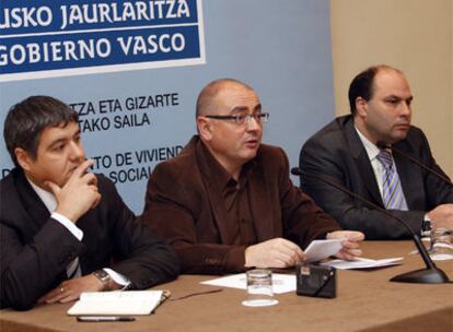 Madrazo explica las medidas junto a su viceconsejero Javier Burón (a la izquierda) y el director de Suelo, Iñigo Maguregui.