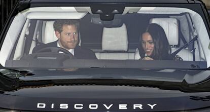 El pr&iacute;ncipe Enrique y Meghan Marklea a su llegada al palacio de Buckingham .