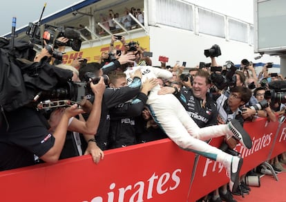 Lewis Hamilton celebra con su equipo la victoria.
