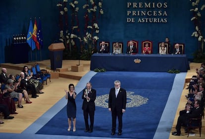 Laura Fernández Díaz, jefa de vigilantes de sala del Museo, Javier Solana, presidente del patronato, y el director Miguel Falomir saludan tras recibir su galardón.