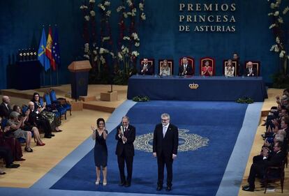 Laura Fernández Díaz, jefa de vigilantes de sala del Museo, Javier Solana, presidente del patronato, y el director Miguel Falomir saludan tras recibir su galardón.