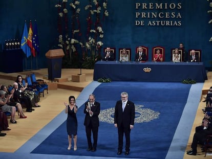 Laura Fernández Díaz, jefa de vigilantes de sala del Museo, Javier Solana, presidente del patronato, y el director Miguel Falomir saludan tras recibir su galardón.