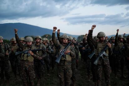 El Gobierno de El Salvador presentó a 14.000 efectivos militares como parte del Plan Control Territorial para tareas de seguridad pública, en Ciudad Arce. El presidente de El Salvador, Nayib Bukele, anunció que se implementarán "cercos en grandes ciudades" del país centroamericano para "extraer a los pandilleros que aún quedan" y continuar con la "guerra contra las pandillas". 