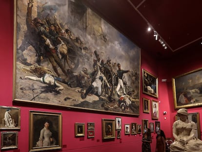 Una de las salas del Museo Víctor Balaguer de Vilanova i la Geltrú, donde en 1981 Erik el Belga robó casi 70 piezas. No pudo con el enorme Sorolla, pero si se llevó el retrato de la mujer de Antonio Caba, izquierda, y con un interior de Rusiñol, al fondo a la derecha.