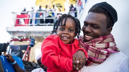 Una niña y un hombre a bordo del Aquarius.
