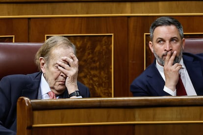 Ramón Tamames y el líder de Vox, Santiago Abascal, en el Congreso.