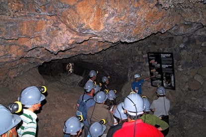 Cueva del Viento, Tenerife. El mayor tubo volcánico de Europa no está en el continente europeo, sino en medio del Atlántico, en las islas Canarias. Es la Cueva del Viento, que con sus 18 kilómetros cartografiados es también el quinto tubo más largo del planeta, solo superado por otros cuatro que están en las islas Hawái. La Cueva del Viento se formó en el subsuelo de Icod de los Vinos hace 27.000 años, con las lavas del volcán Pico Viejo. Tiene tres niveles de pasadizos y toda clase de fenómenos geomorfológicos singulares, como simas, terrazas y otras formaciones de lava. El conjunto es espectacular pero lo que le hace especial es el peculiar sonido del viento que circula en su interior.