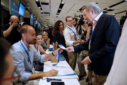 El presidente de la Comisión Organizadora, Luis de Grandes, se acredita esta mañana en el Congreso Nacional del Partido Popular.