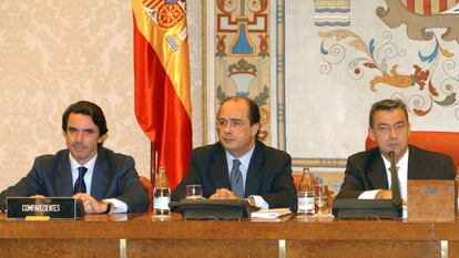 El ex presidente José María Aznar, en la Comisión de investigación en el Congreso sobre el 11-M, junto a Paulino Rivero y el vicepresidente, Ignacio Gil Lázaro.