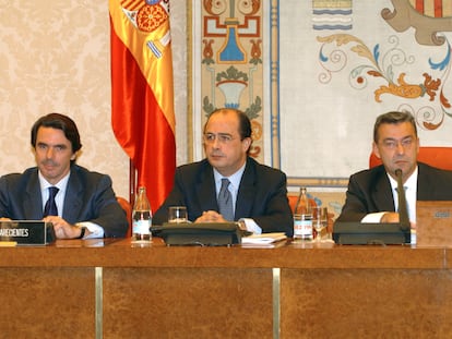 El ex presidente José María Aznar, en la Comisión de investigación en el Congreso sobre el 11-M, junto a Paulino Rivero y el vicepresidente, Ignacio Gil Lázaro.