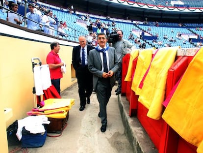 El 'lehendakari', Patxi López, junto al alcalde de Bilbao, Iñaki Azkuna, este miércoles en los toros.