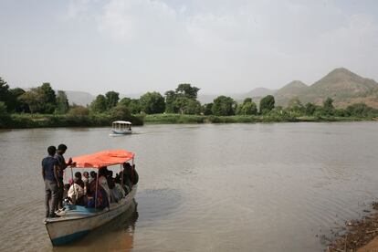 Una barca en el cauce del Nilo Azul camino de las cataratas, muy cerca del poblado de Tiss Isat. El viaje al salto de agua empieza en Bahir Dar, donde se toma una concurrida carretera de 40 kilómetros. Después se cruza el río y finalmente se camina unos 20 minutos para llegar al enclave.
