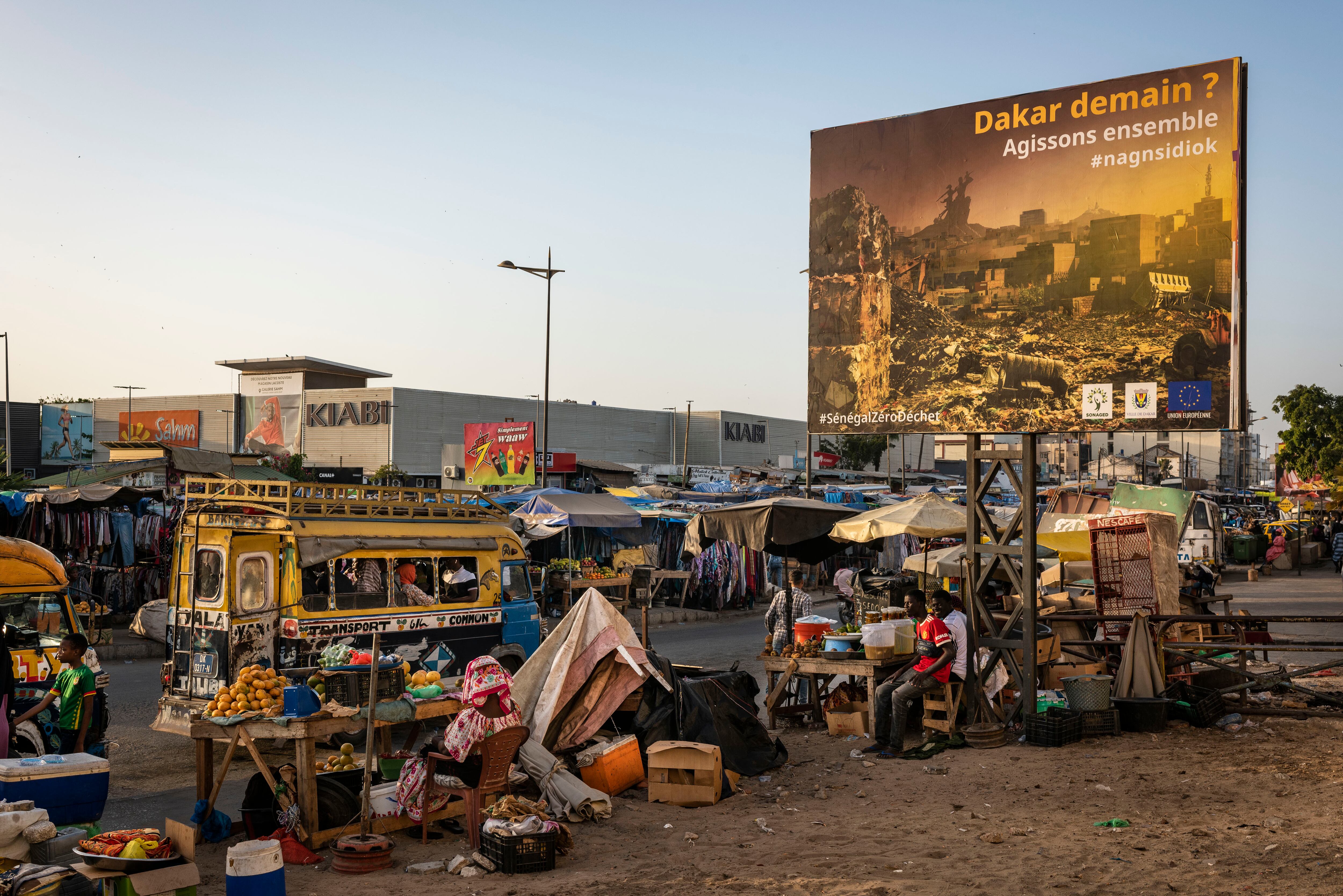 Vendedores ambulantes en el populoso barrio La Medina, el primer barrio de Dakar.