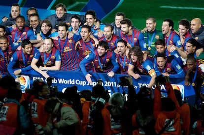 Los jugadores del Barça con la copa de campeones.