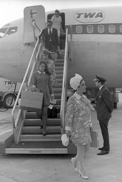 Empezó a trabajar como fotógrafo para las Fuerzas Aéreas del Ejército de los Estados Unidos en los años cincuenta, y allí, en las visitas de las celebridades de la época a las diferentes bases donde fue destinado, se dio cuenta que eso de fotografiar famosos que se bajaban de aviones se podía convertir en un negocio. Ron Galella (Nueva York, 1931) hizo de este género, la fotografía en aeropuertos, una forma de vida y un arte que practicó hasta casi el final de sus días. (Photo by Ron Galella, Ltd./Ron Galella Collection via Getty Images)