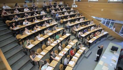 Vista de un aula en el examen de Selectividad en la Facultad de Odontología de la Universidad Complutense de Madrid, en 2016.